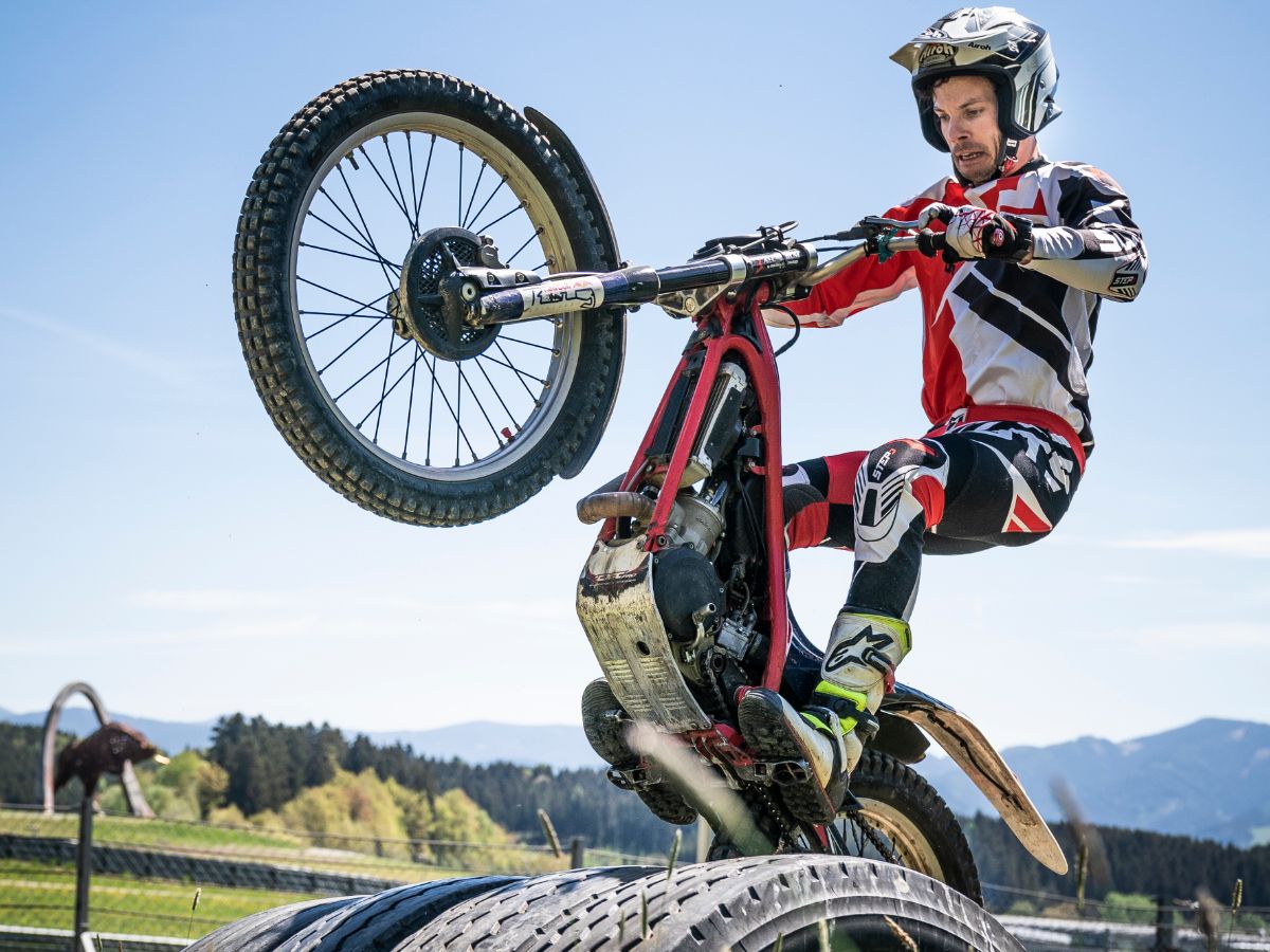 Trial Bike balanciert auf Hinterreifen