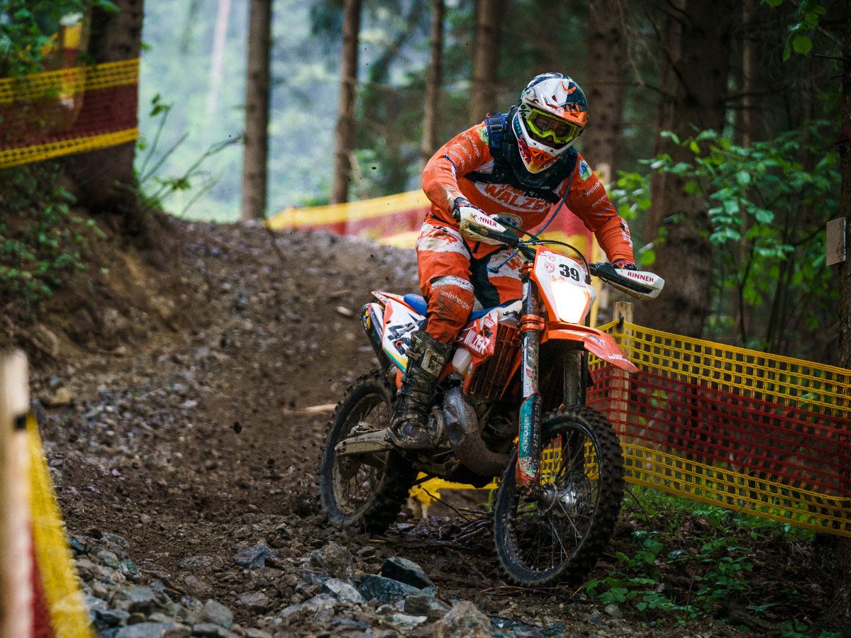 Enduro Motorräder trainieren auf dem Offroad Track