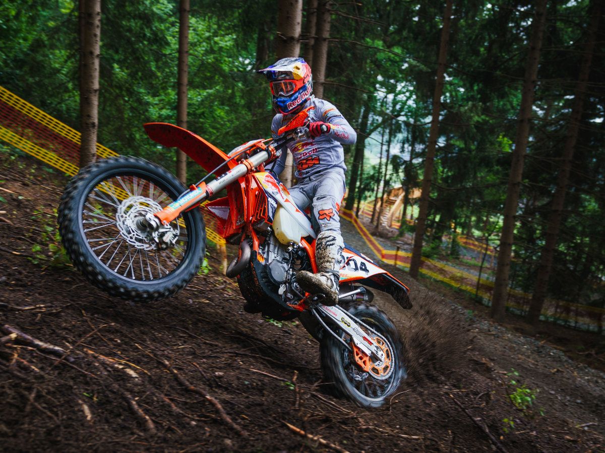 Fahrer auf Enduro Motorrad im Wald