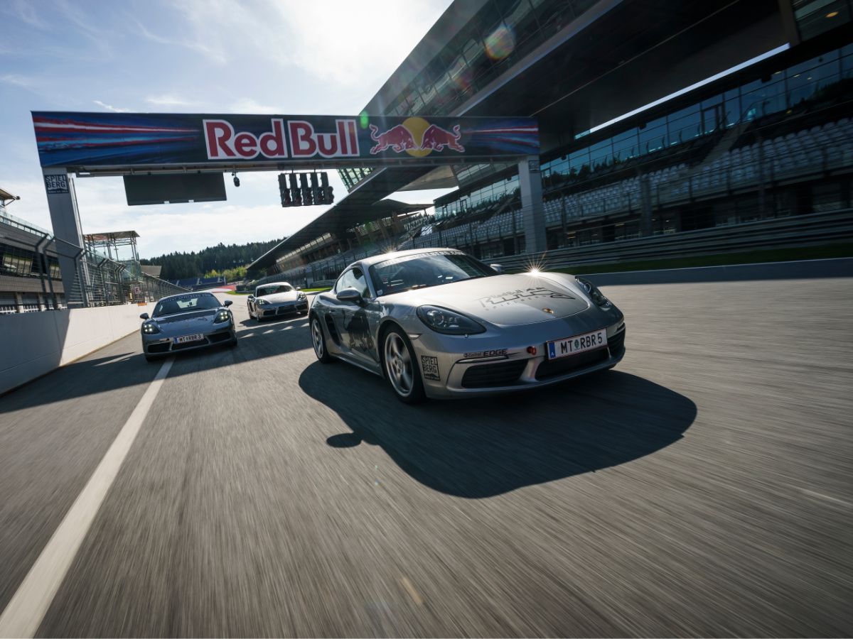 Porsche 718 Cayman S auf der Start Ziel Geraden