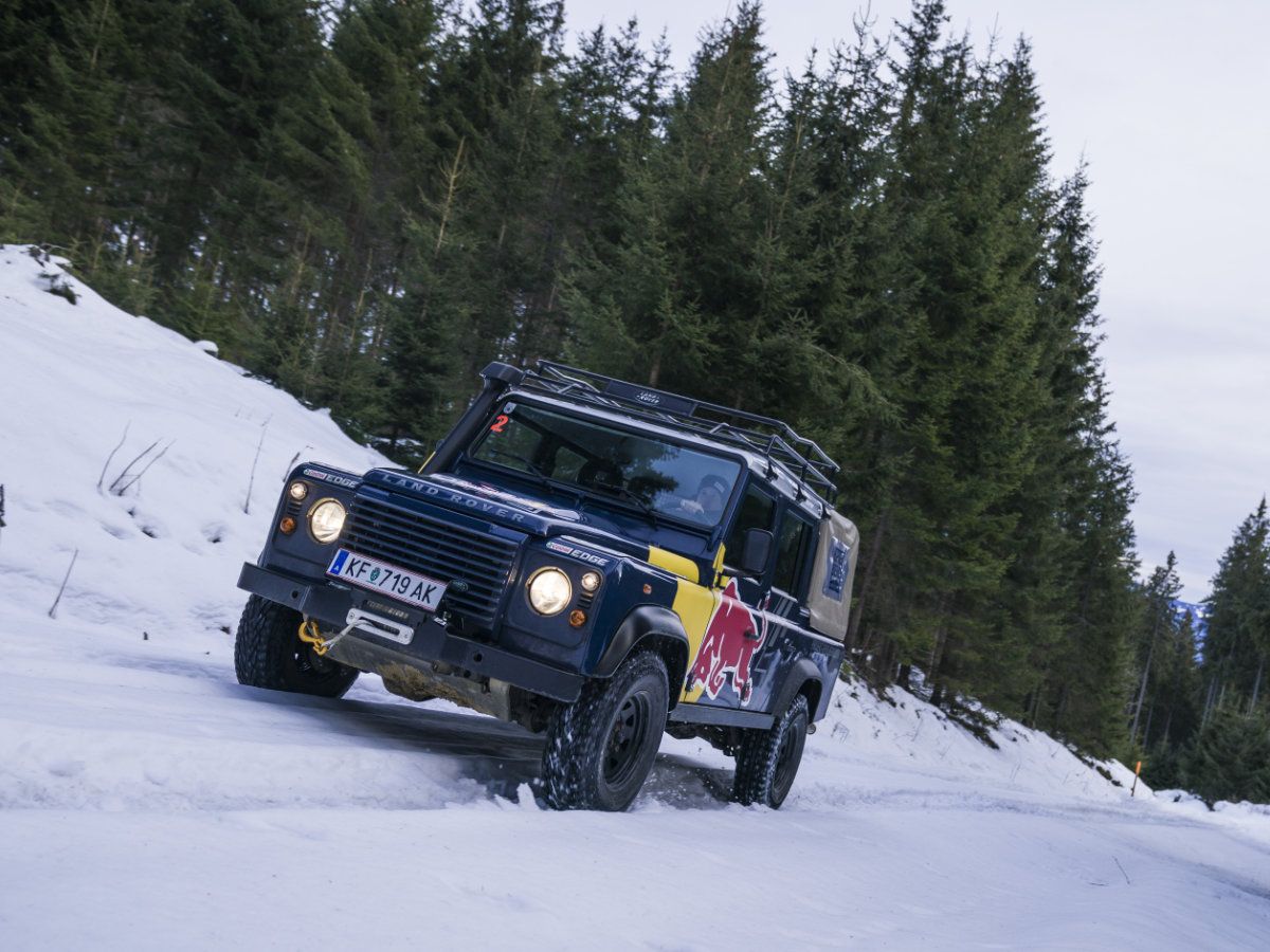 Mitsubishi L200 driving in the snow