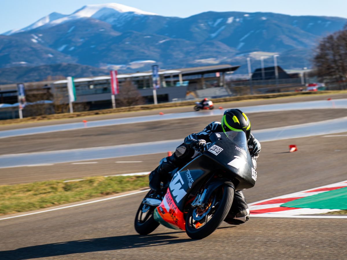 KTM RC4R legt sich in die Kurve