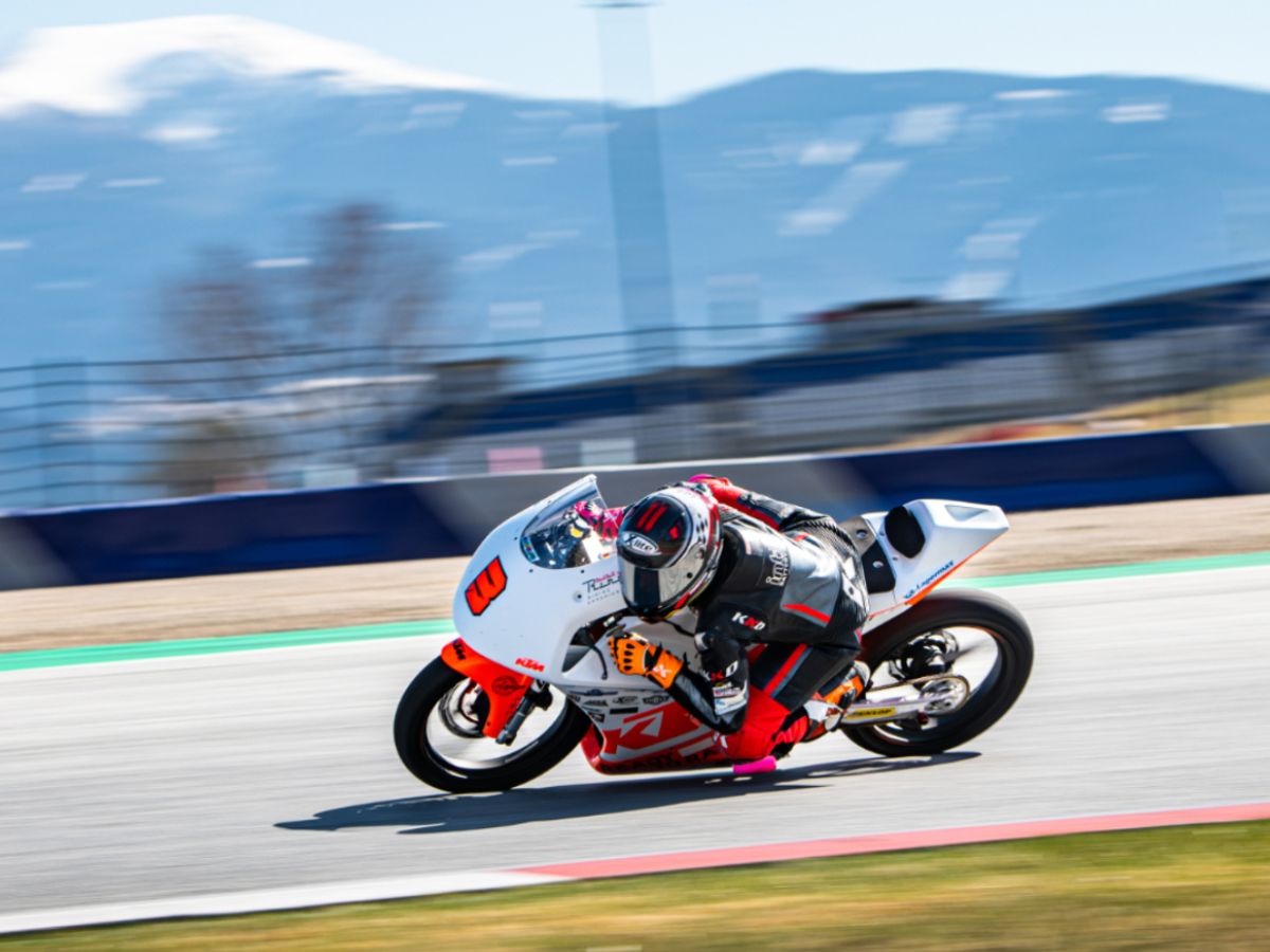 KTM RC4R fährt auf der Rennstrecke