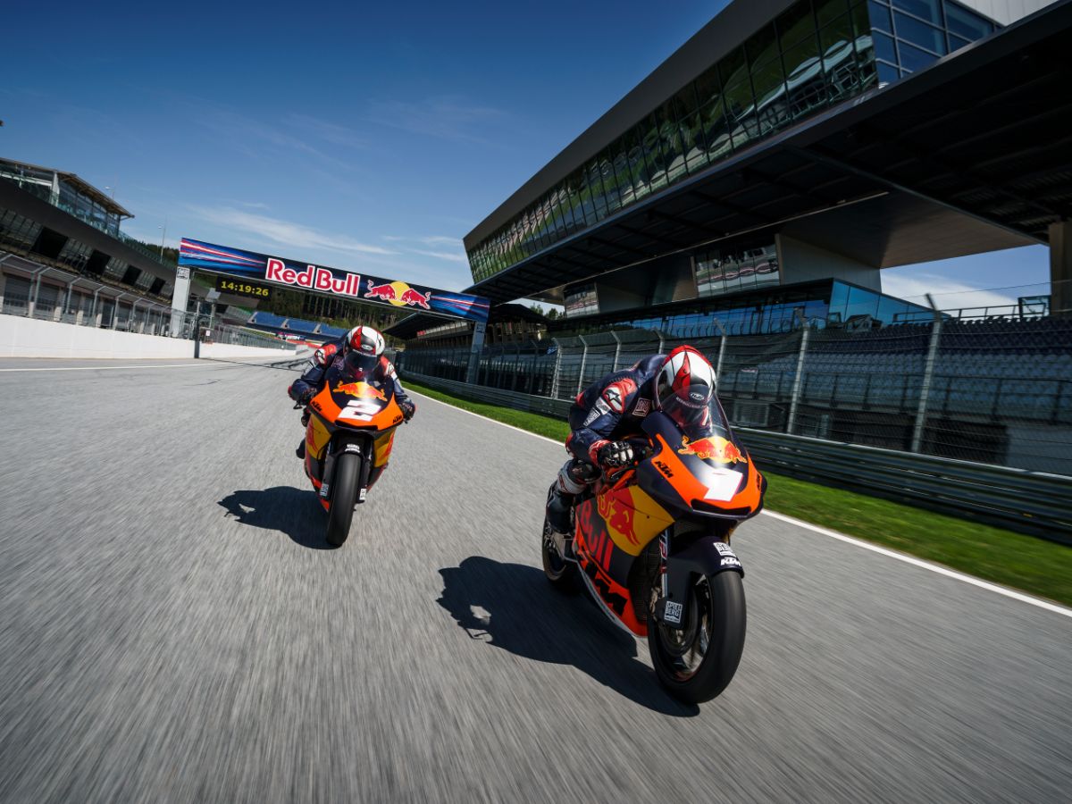 Moto2 Bikes auf der Start Ziel Geraden