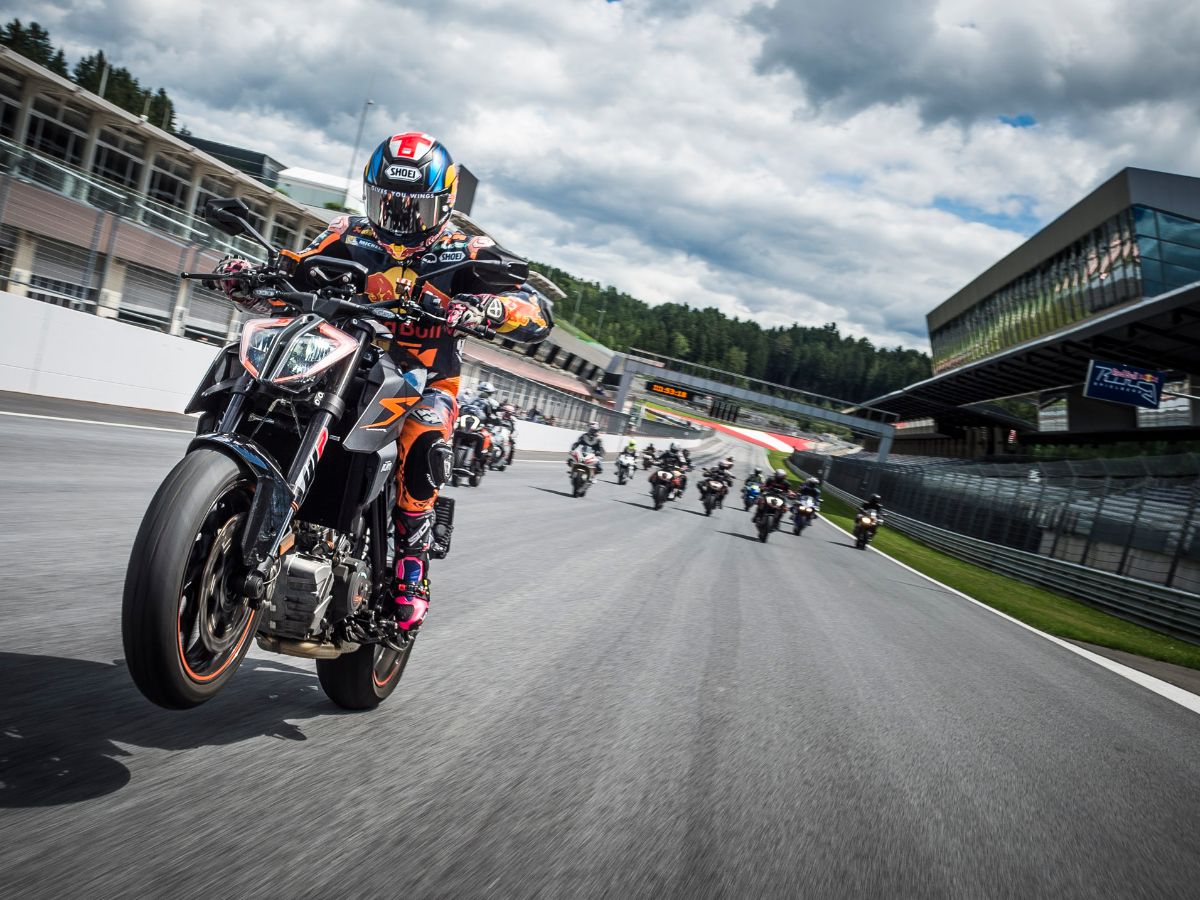 Bikes on start finish straightaway