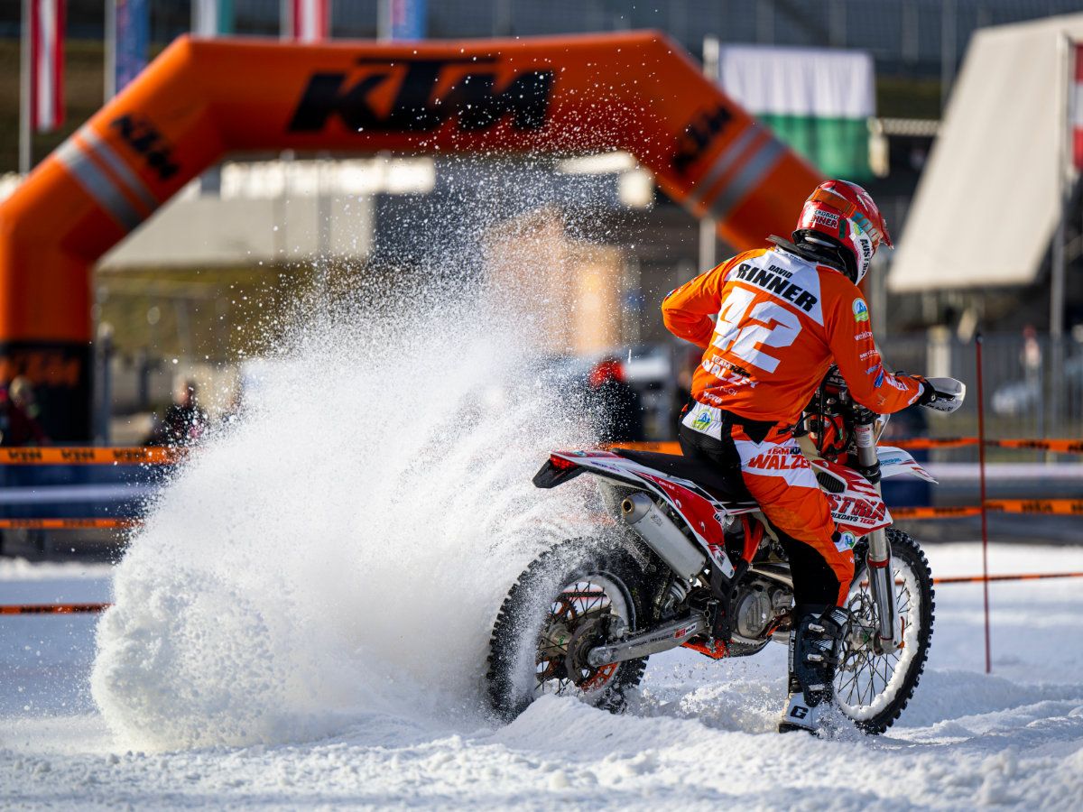 Enduro Bike driving in snow