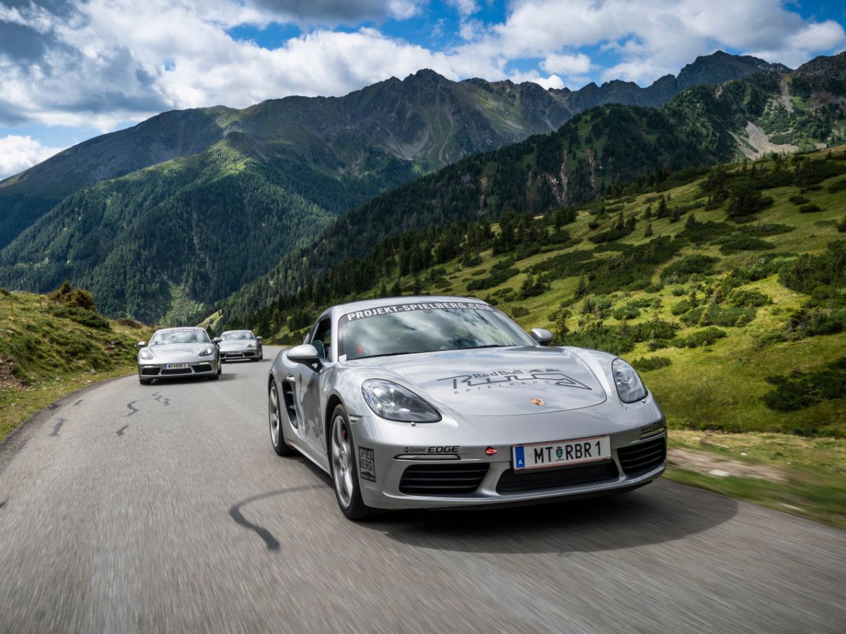 Porsche 718 Cayman S fahren auf einer Landstraße