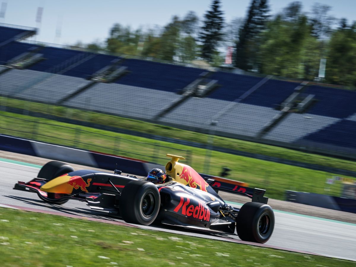 Formel 4 Auto vor der Tribüne