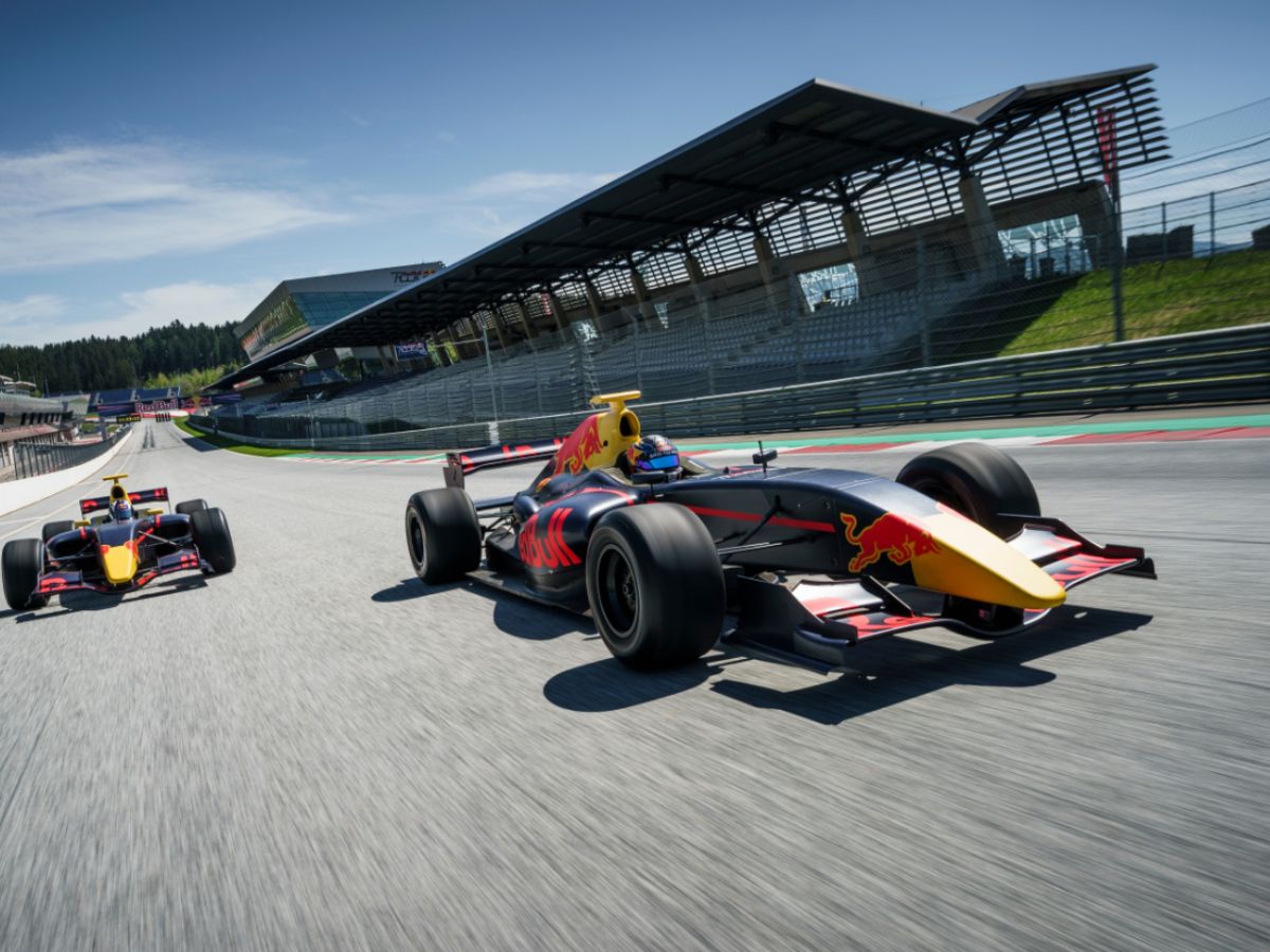 Formel 4 Autos auf der Start Ziel Geraden