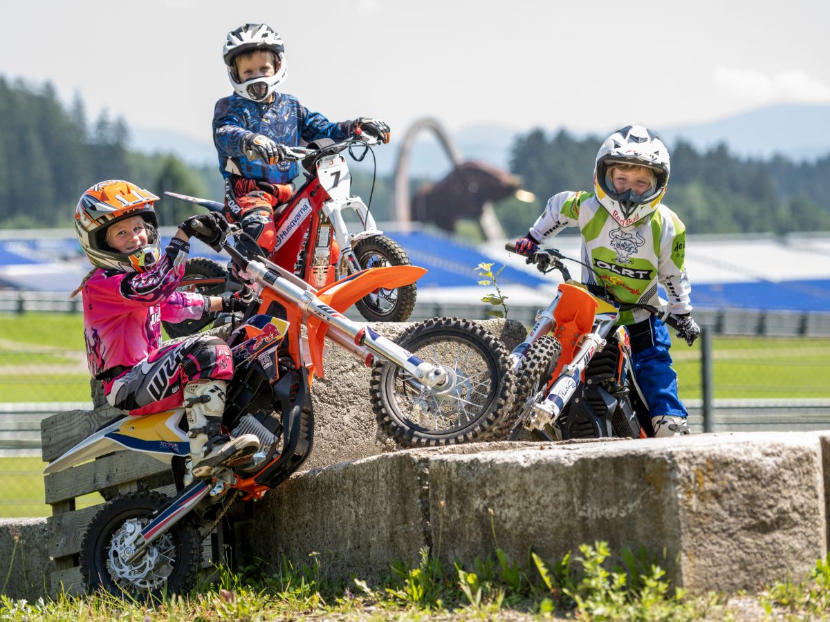 Kids learn the handling of enduro bikes with professionals