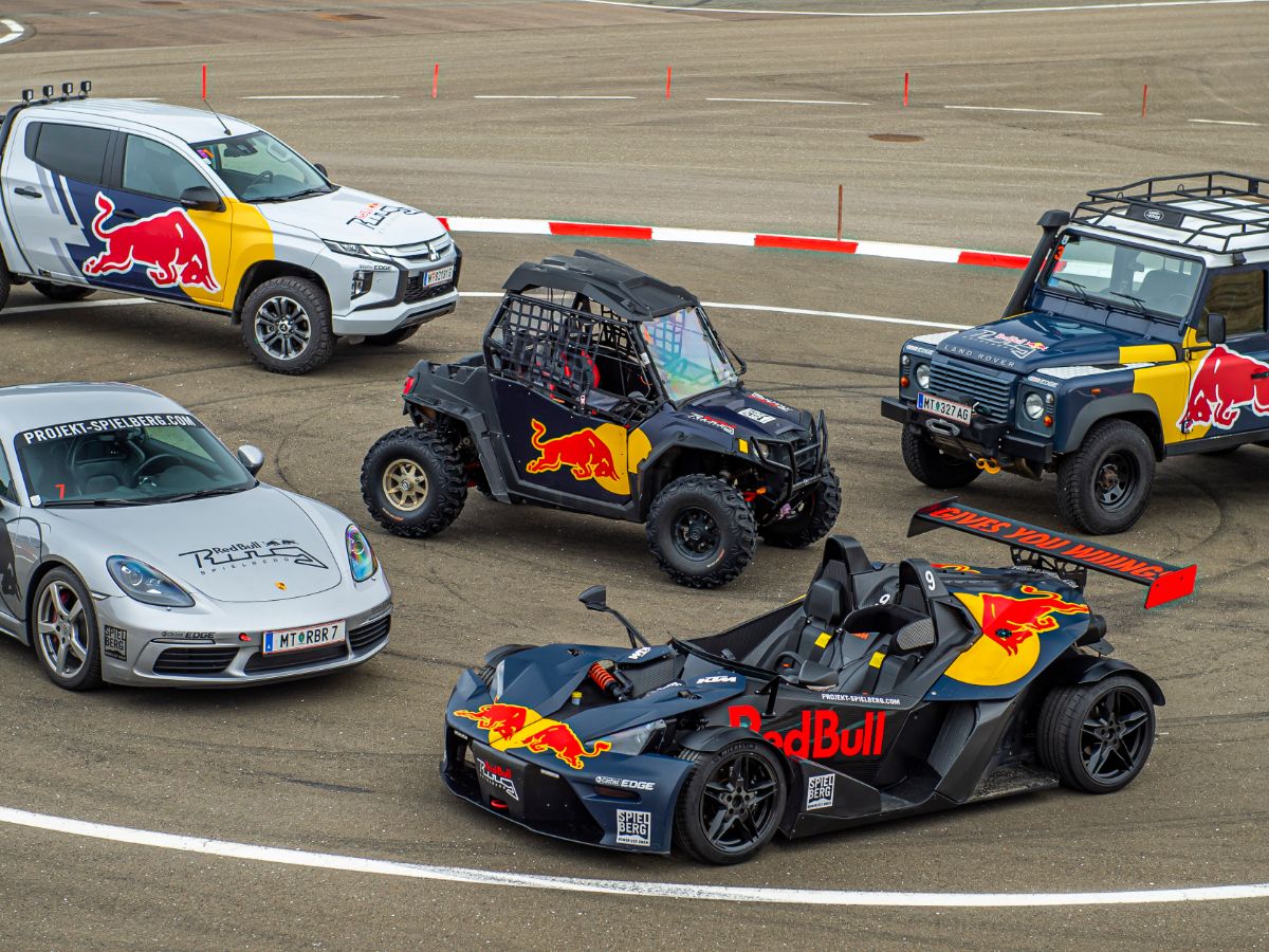 Buggy, Porsche, KTM X-Bow, Mitsubishi L200 und Land Rover Defender auf der Strecke