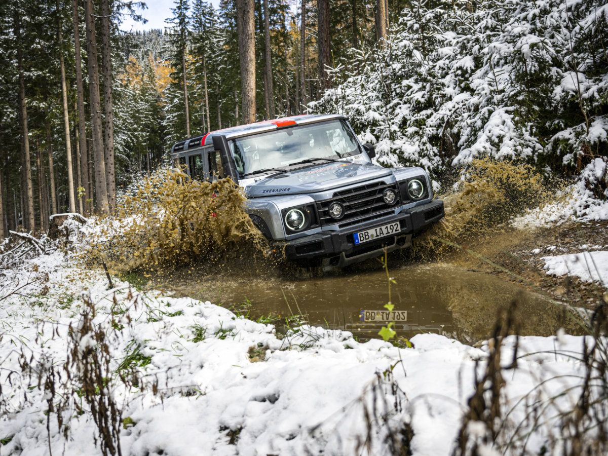 Mitsubishi L200 on offroad track